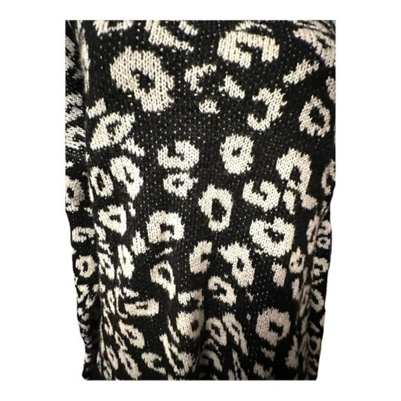 Women’s F21 Forever 21 Medium Black & White Cheetah Knit Sweater - Picture 4 of 9